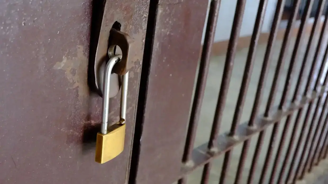 Foto de uma cela de cadeia para ilustrar a matéria sobre o estudante é condenado por estuprar e induzir mutilação de adolescente no Ceará.