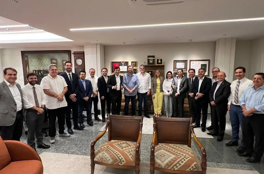 Foto da reunião com os deputado estaduais das bancadas do PT e do PSB na Assembleia Legislativa do Ceará.