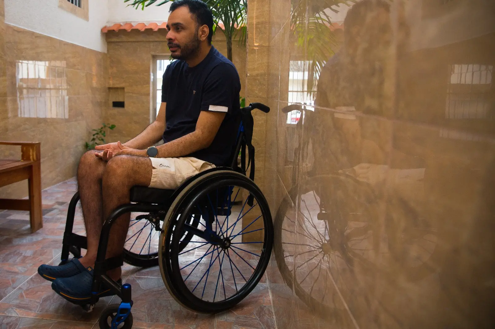 Homem de cadeira de rodas.