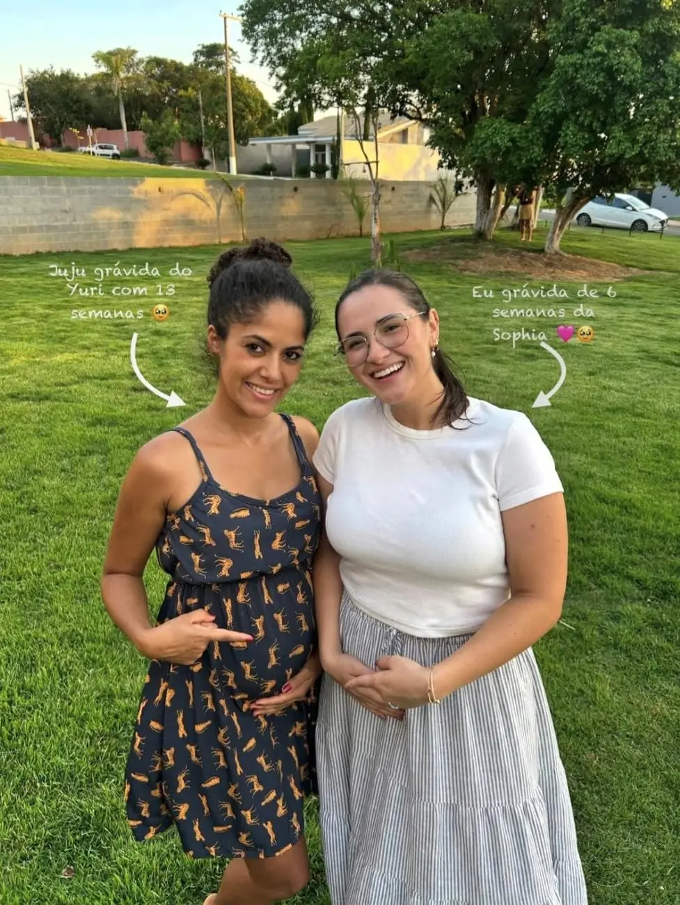 Imagem da notícia Pai e filho se emocionam ao descobrir gravidez simultânea de esposas; veja vídeo