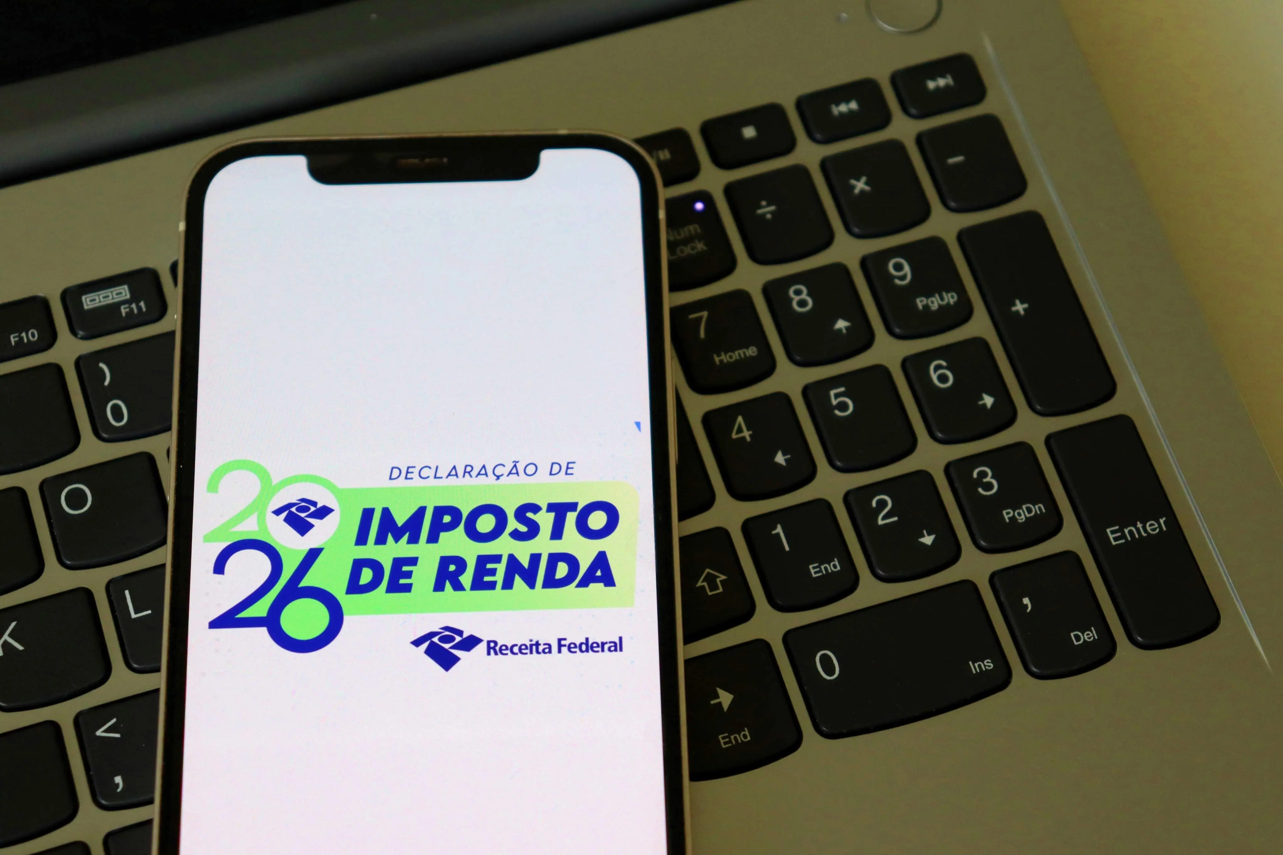 Imagem de um celular com o aplicativo do Imposto de Renda de 2026, para matéria sobre consulta do lote residual.