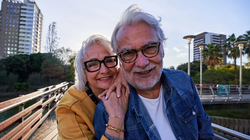 Casal de idosos sorrindo, transmitindo bem estar e representando o público do plano de saúde Best Senior