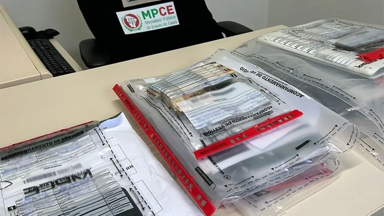 Celulares, notebooks e documentos apreendidos em operação.