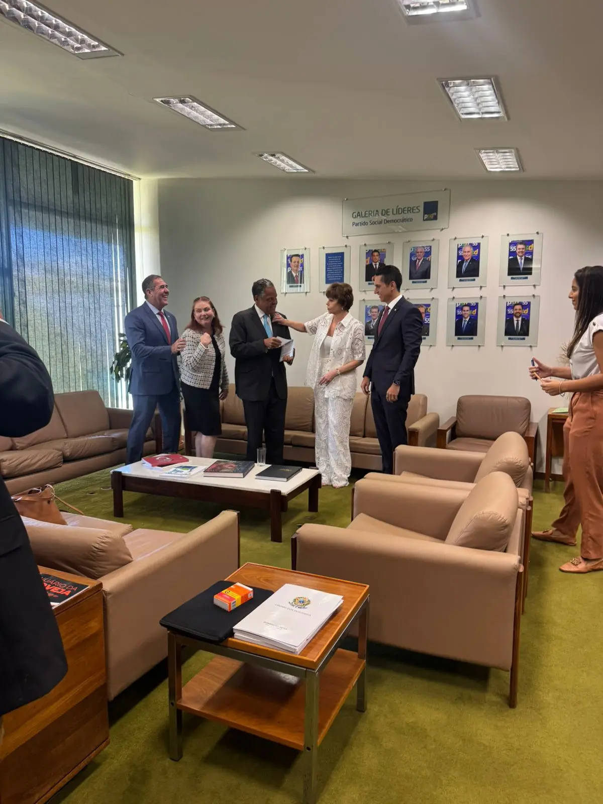 Fernanda Pessoa recebe cumprimento de aliados do PSD em gabinete em Brasília.