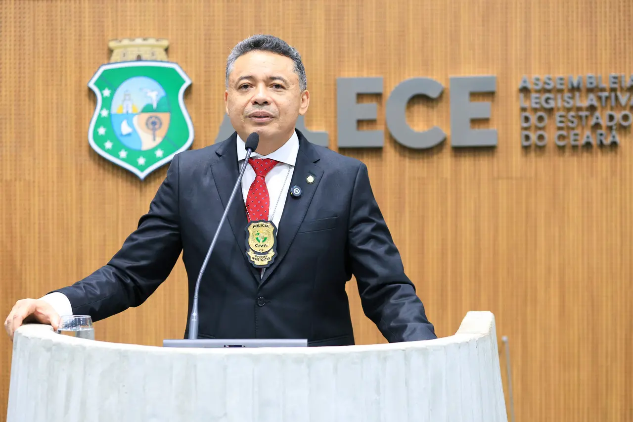 Deputado Tony Brito durante discurso na tribuna do Plenário 13 de Maio após ser empossado como deputado na Alece.