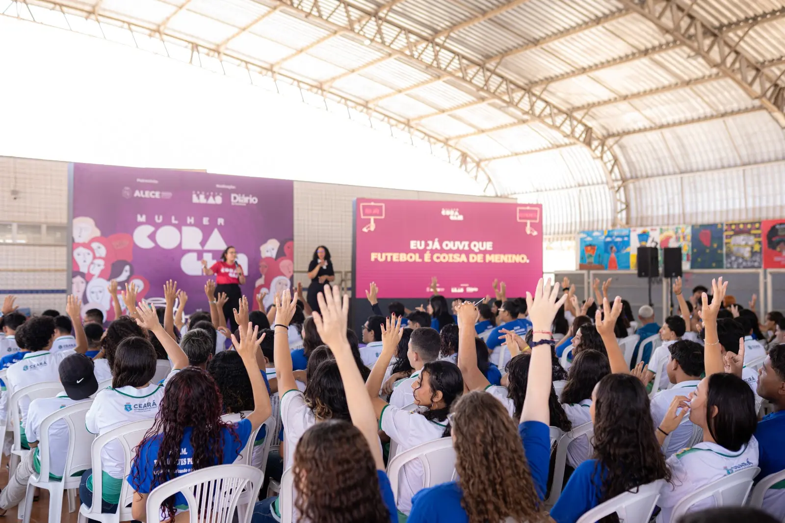 projeto elas foto ação escola adolescentes maos palco.