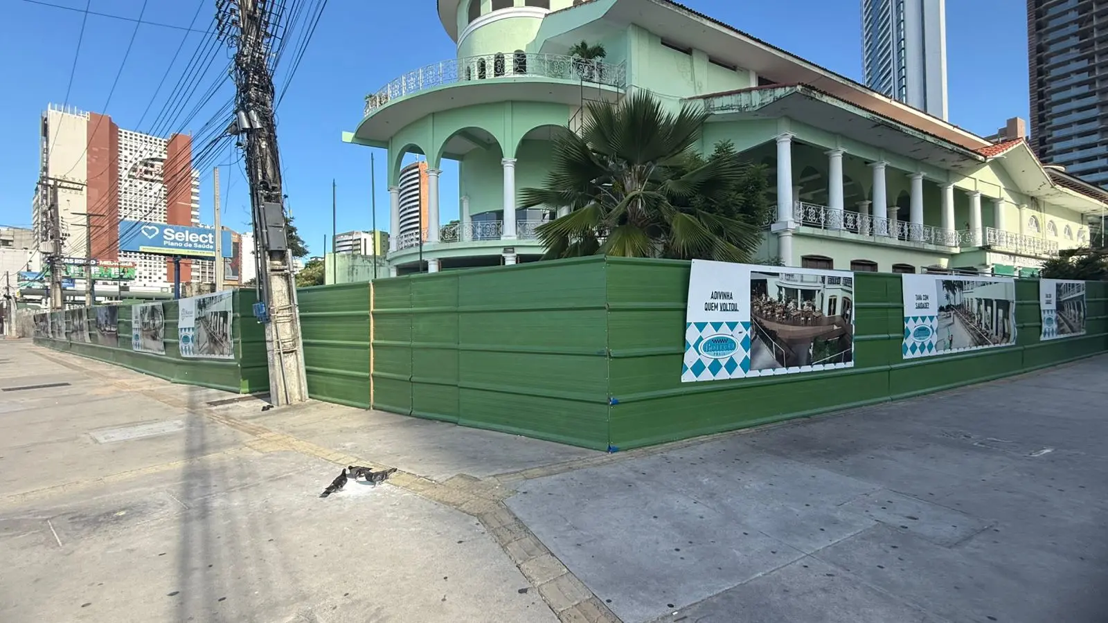 Fachada do Clube Náutico Atlético Cearense com tapumes de obras.