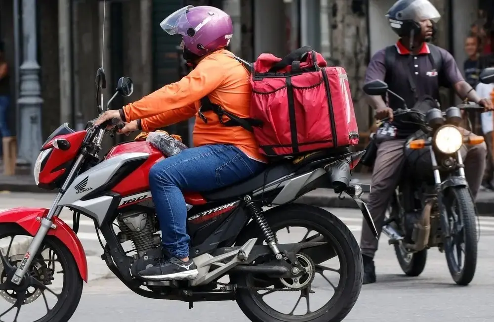 Imagem da notícia Governo sugere adicional de R$ 2,50 por km a entregadores de aplicativos
