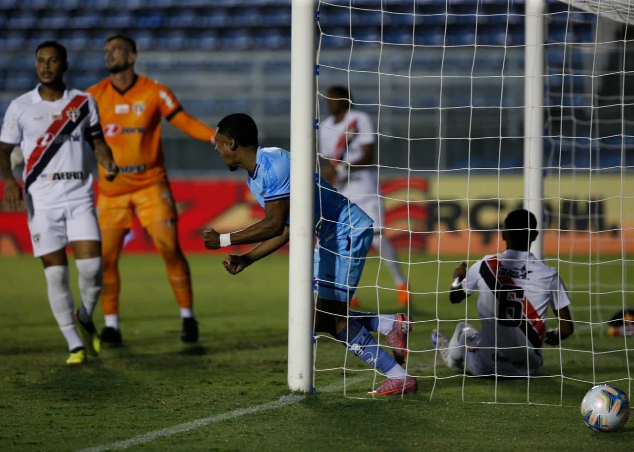 Wellington comemora gol do Fortaleza, em lance que tentou finalizar, mas a bola desviou em Pedrinho e entrou
