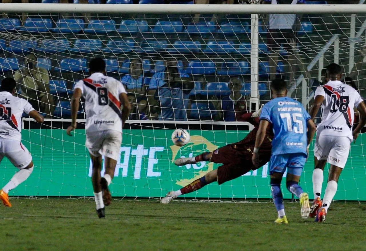 O goleiro Vinicius Silvestre pegou o pênalti de Paulo Ricardo aos 47