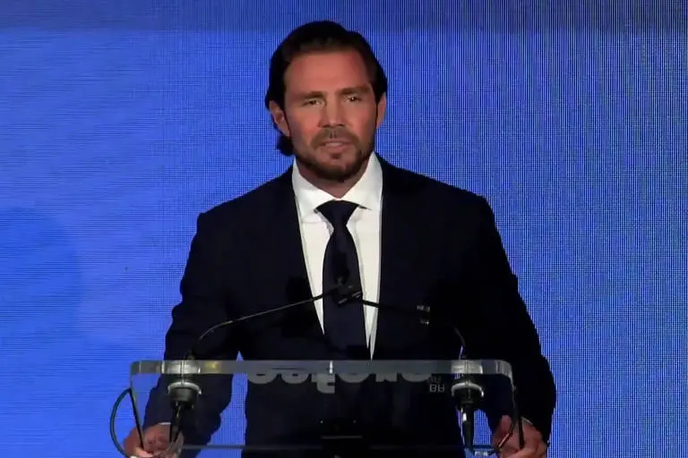 foto de Daniel Vorcaro durante discurso em palco.