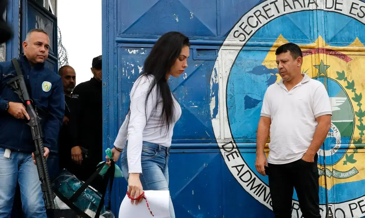 foto de Monique Medeiros, mãe do menino Henry Borel. Ela é ré pelo assassinato do filho.