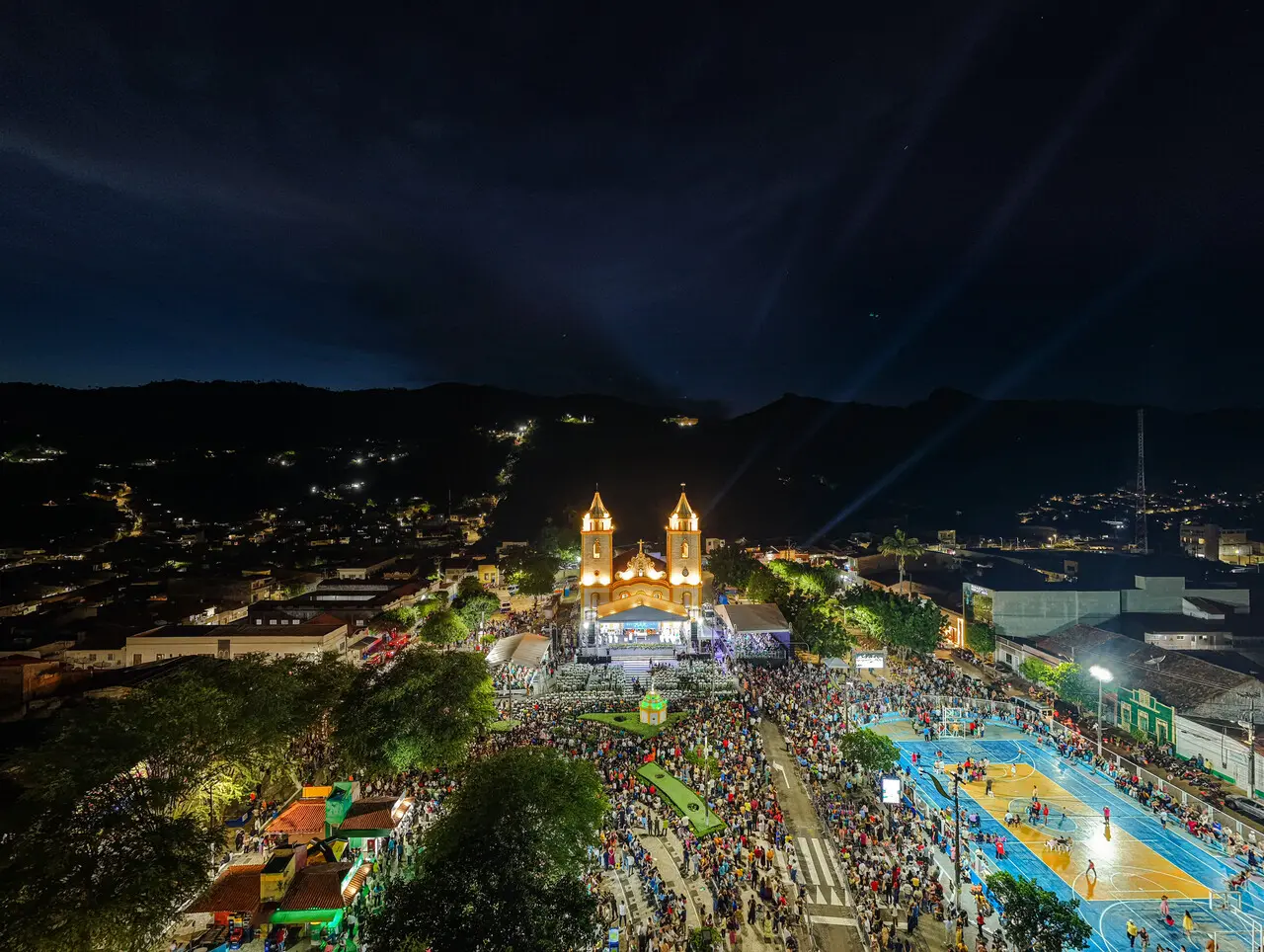 Imagem aérea da praça da Catedral de Nossa Senhora da Palma, com milhares de pessoas ocupando os espaços para acompanhar no palco montado em frente à porta da igreja, a fundação da Diocese de Baturité.