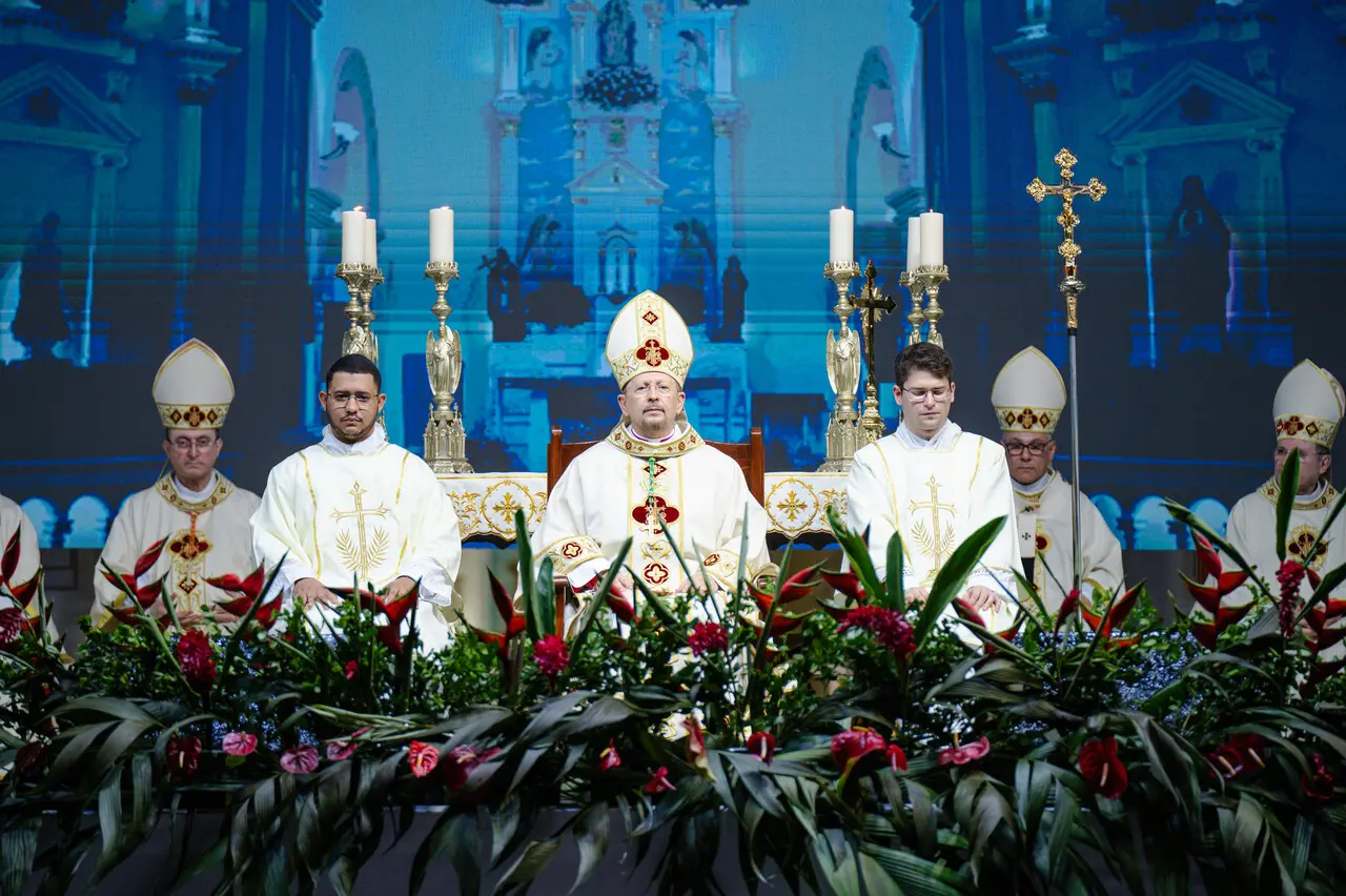 Foto do palco da instalação oficial da Diocese de Baturité com o empossado Dom Luís Gonzaga Silva Pepeu no centro.