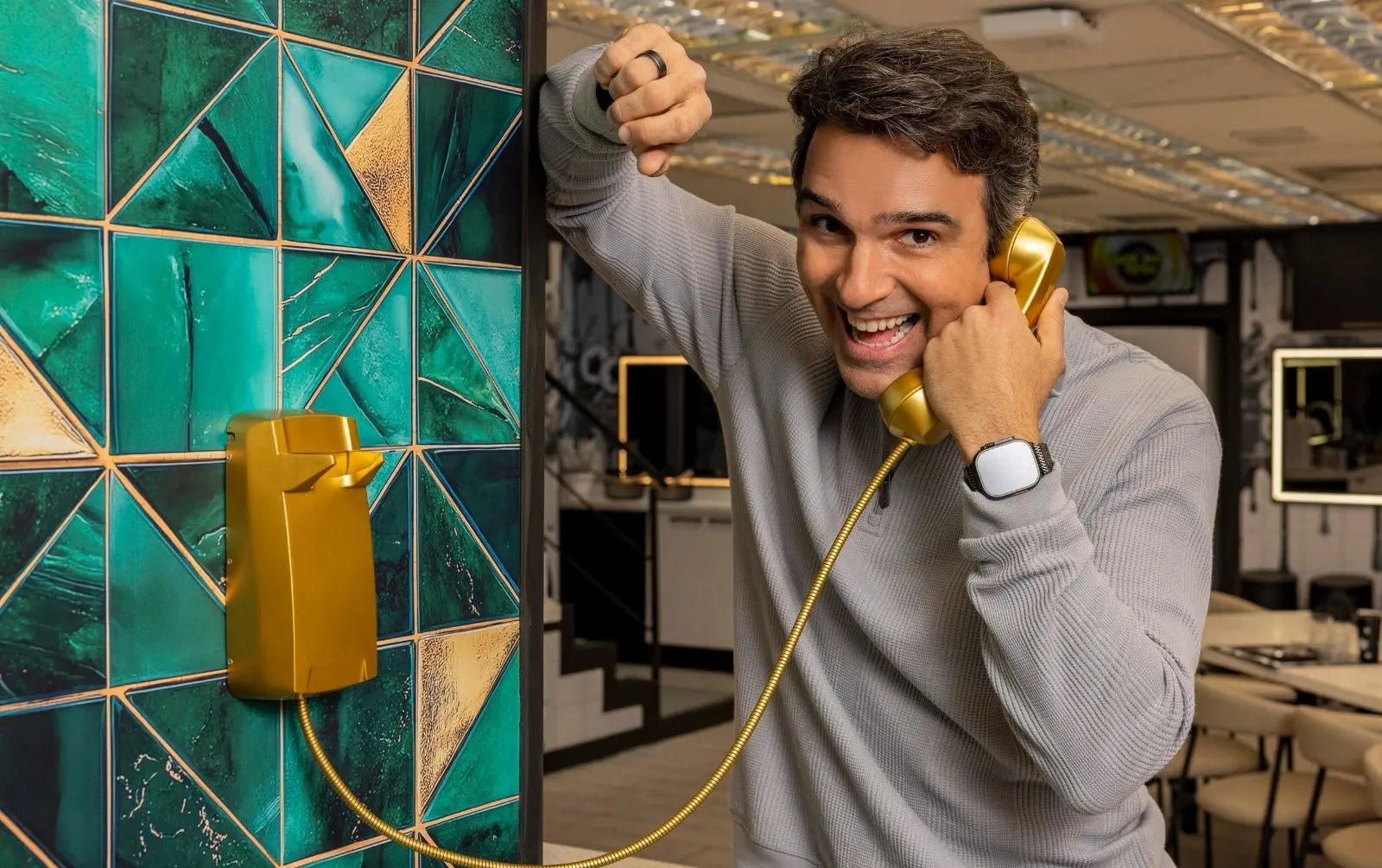 O apresentador do BBB, Tadeu Schmidt, com o Big Fone no ouvido.