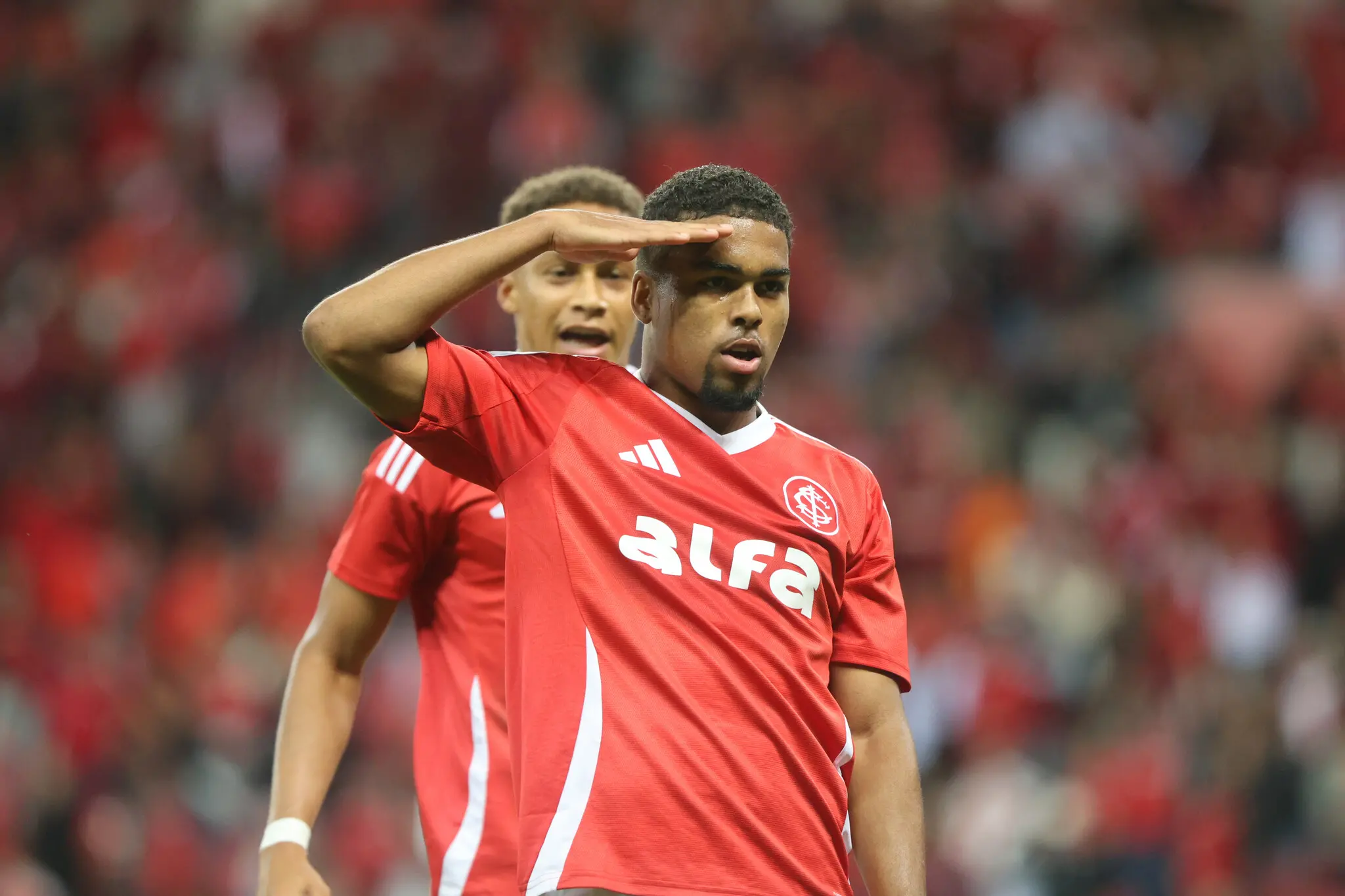 Foto de Gustavo Prado com a camisa do Internacional