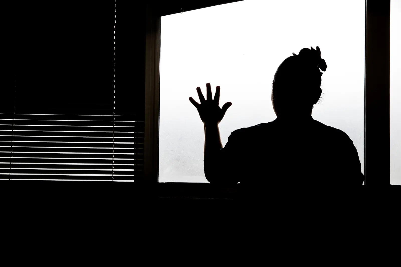 foto mulher pegando na janela espelho pedindo ajuda