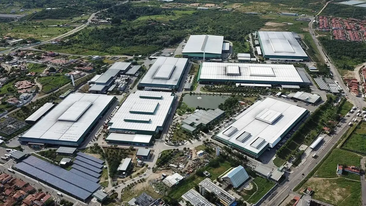 Foto que contém vista aérea da sede da Grendene, em Sobral (CE).