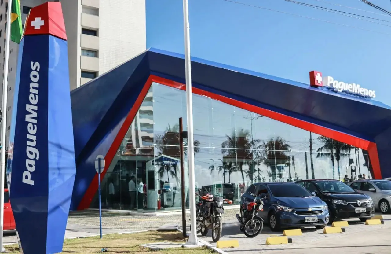 Foto que contém fachada da Pague Menos.
