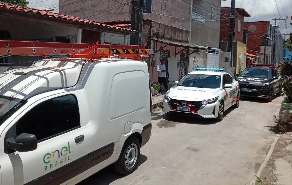 Viaturas da Enel, da AMC e da Polícia em rua de Fortaleza para inspeção de irregularidades na rede de energia elétrica.