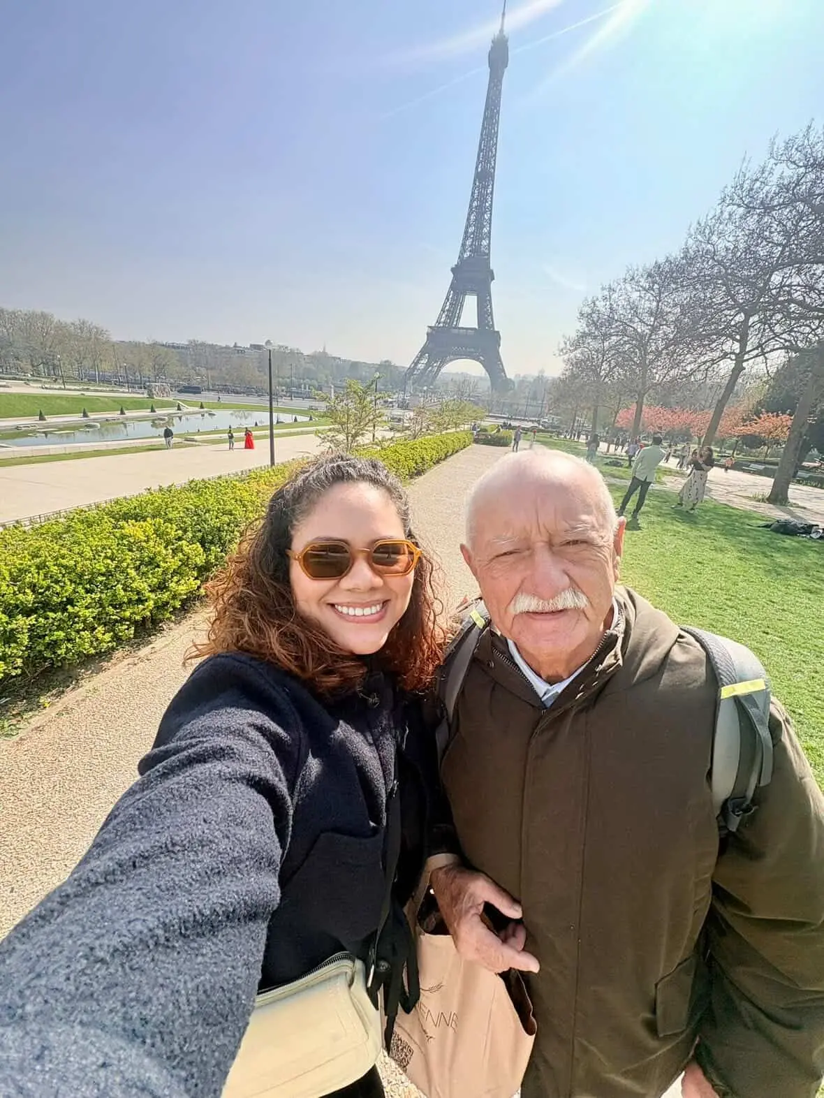 Bia Penha realizou o sonho do pai, João Bosco, de conhecer a Torre Eiffel de perto. 