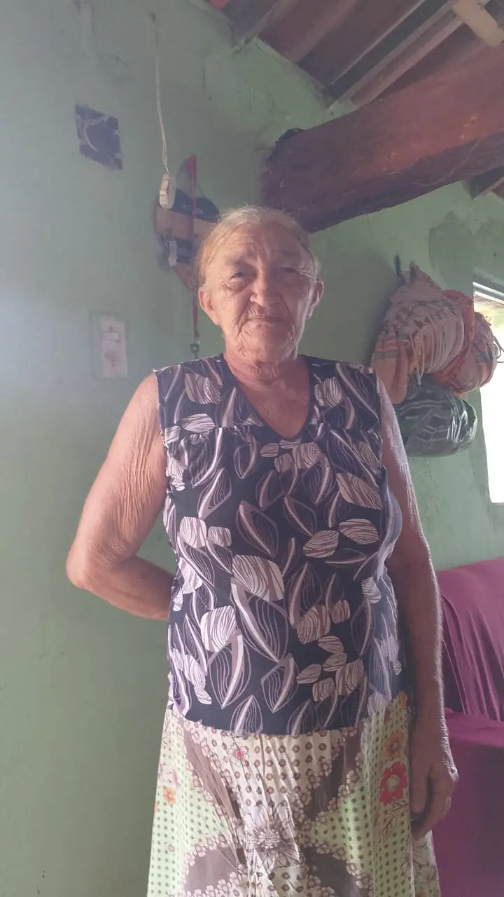 Mulher idosa posando para foto.