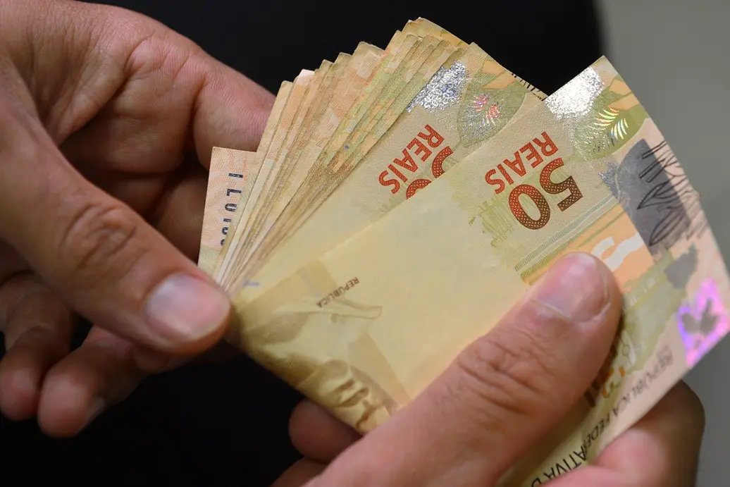 Imagem mostra notas de R$ 50,00.