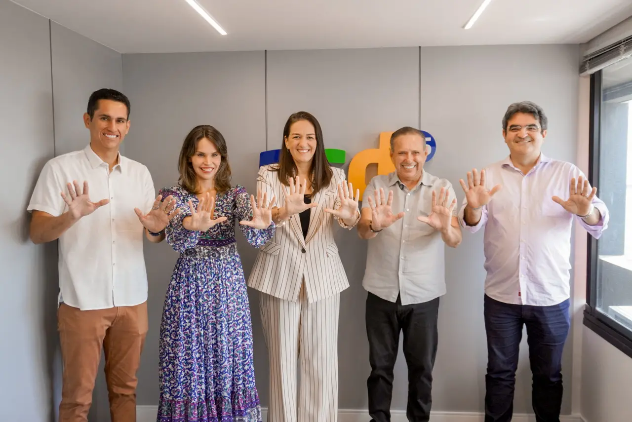 Deputada Luana Régia ao lado de nomes do PSD no Ceará, durante a filiação ao partido.