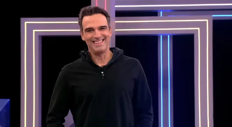 Imagem do apresentador do Big Brother Brasil 26, Tadeu, para ilustrar matéria sobre que horas começa o BBB.