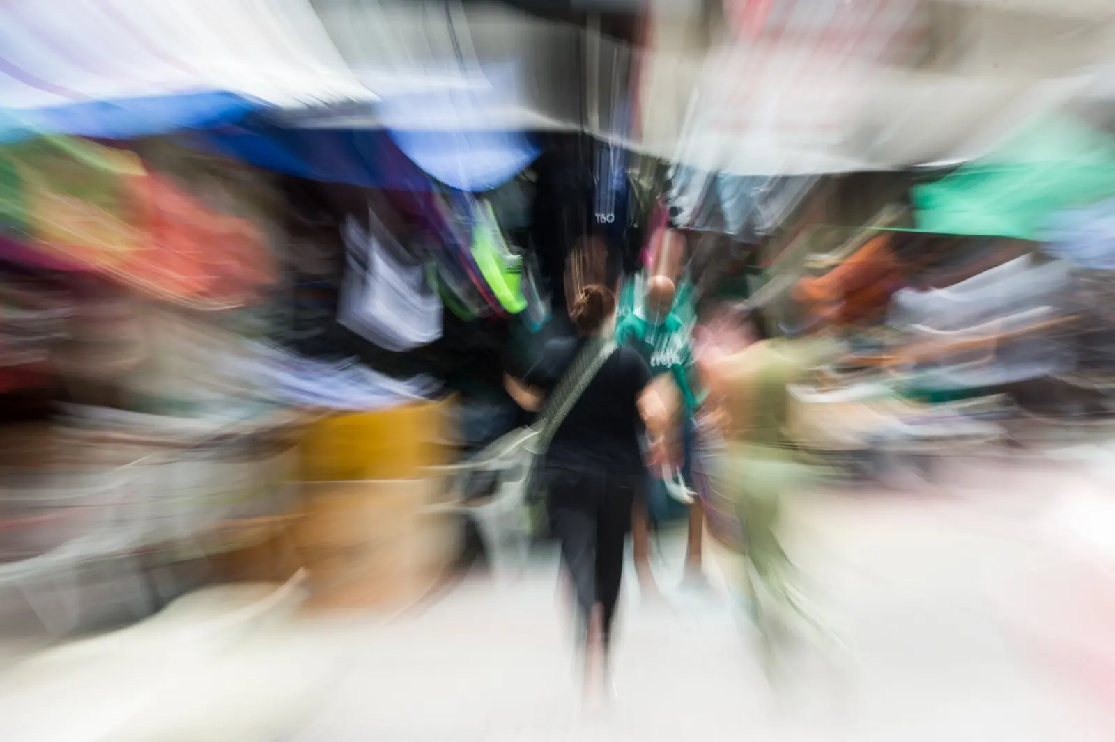 foto centro mulher andando.