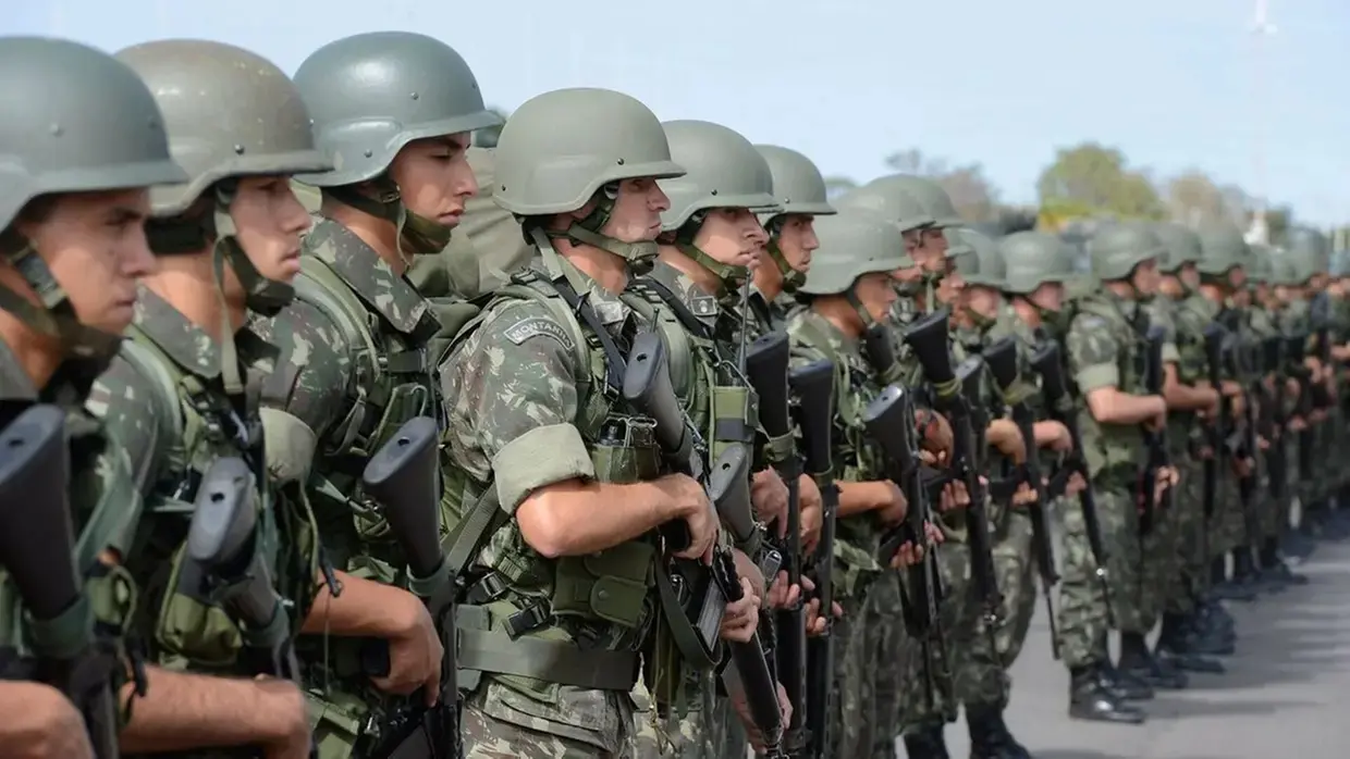 Oficiais do Exército.