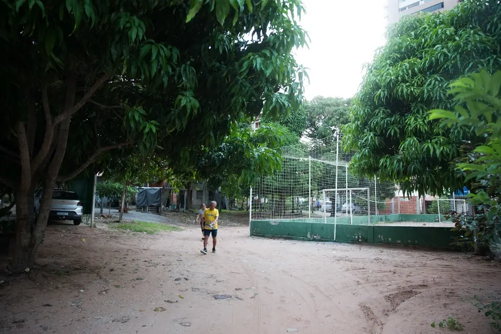 Parte interna da vila conta com amplo plátio e uma quadra de esportes.