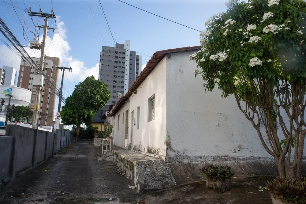 Cerca de 44 casas ocupam o terreno.