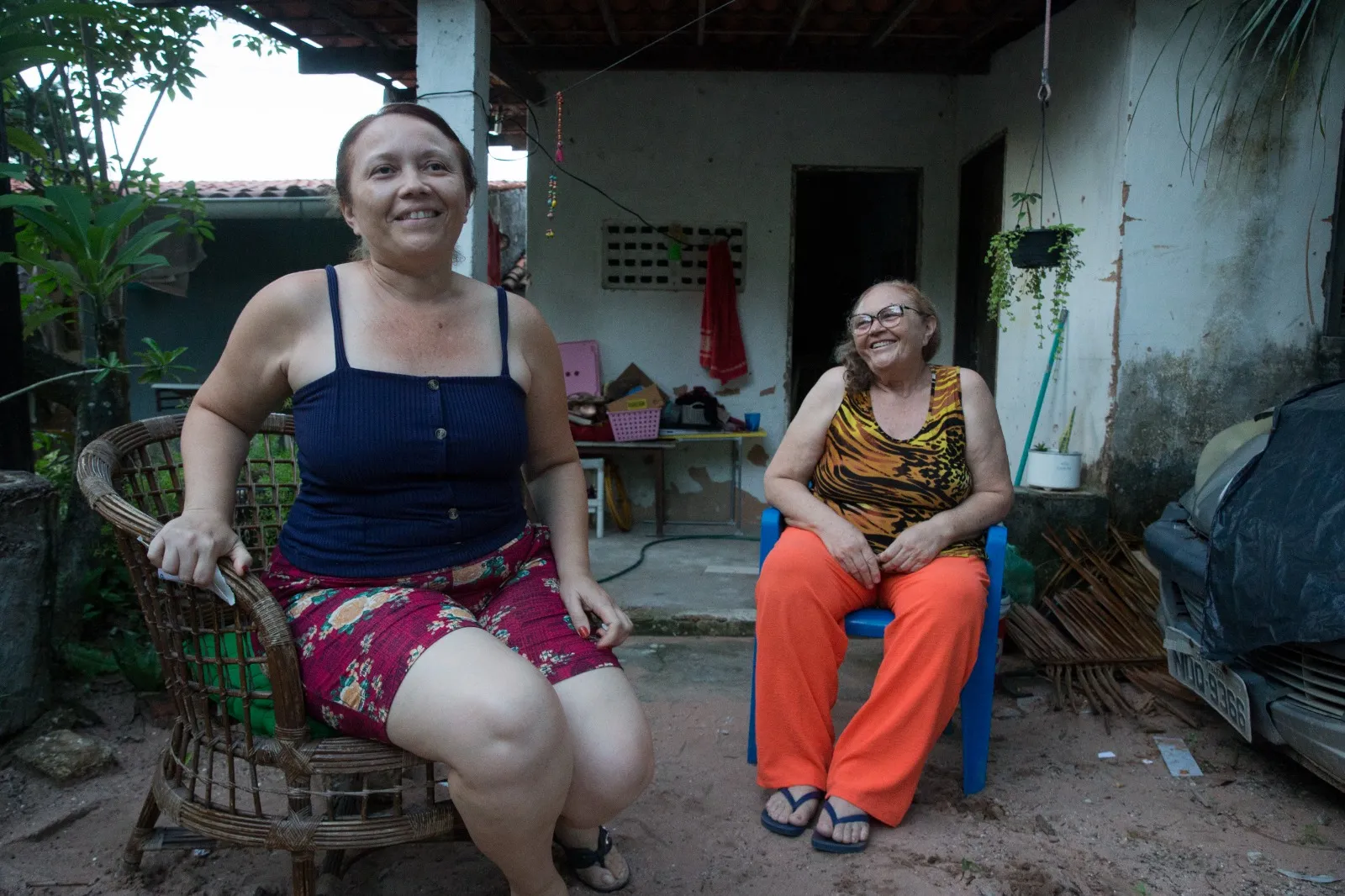 Maria Eliane (à direita) mora na vila com a filha, Eliana.