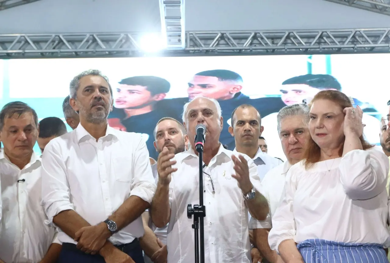 Foto de Roberto Pessoa, Elmano de Freiras, Firmo Camurça e Fernanda Pessoa durante evento.