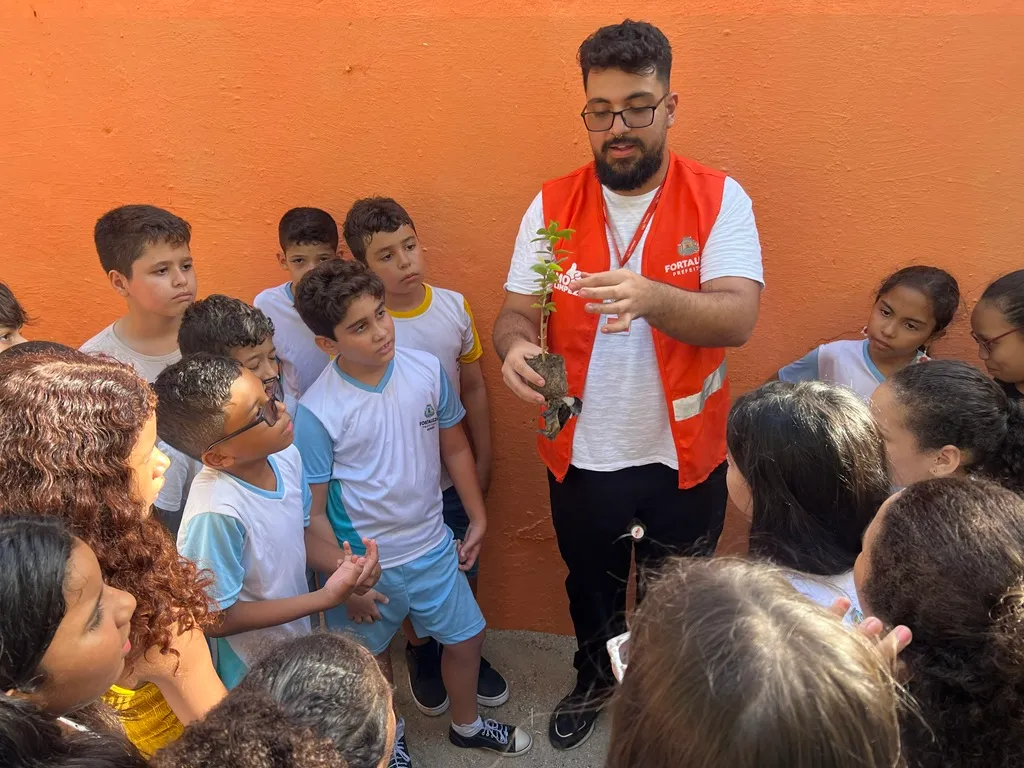 Os estudantes recebem todas as orientações educativas.