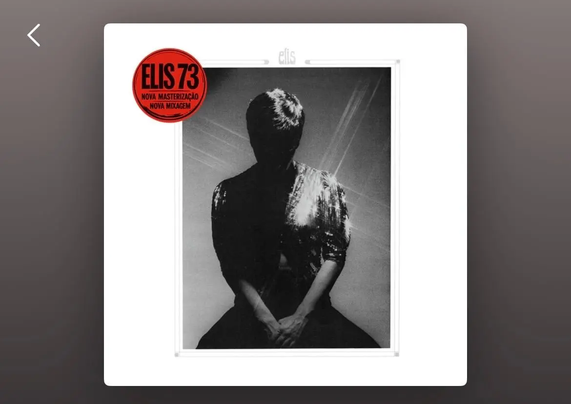 Capa de álbum em preto e branco mostrando uma mulher sentada, com o corpo parcialmente iluminado e o rosto em sombra, criando um efeito dramático; no canto superior há um selo vermelho com o texto “Elis 73 – nova masterização, nova mixagem”.