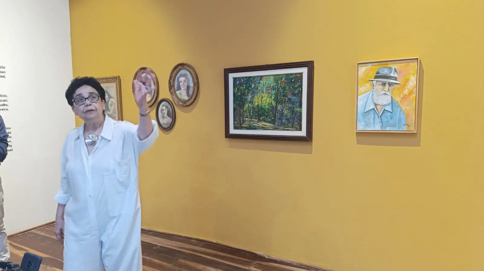 Curadora Dodora Guimarães apresenta exposição, com destaque para o retrato do fundador do museu de Artes Vicente Leite, Bruno Pedrosa, de Edilma Saraiva Rocha, acrescido ao acervo.