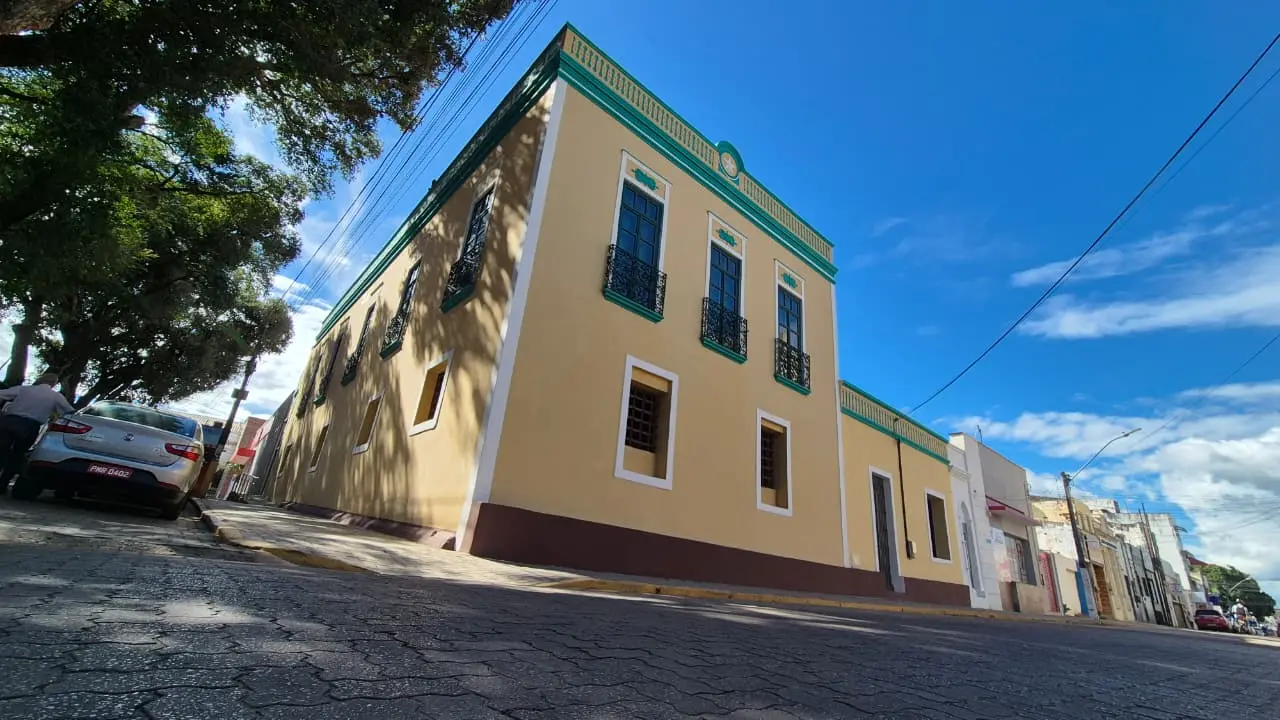 fachada do prédio onde funcionam os museus.