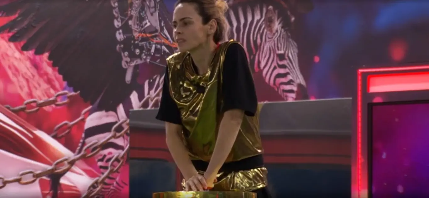 Ana Paula Renault apertando botão na prova do monstro.