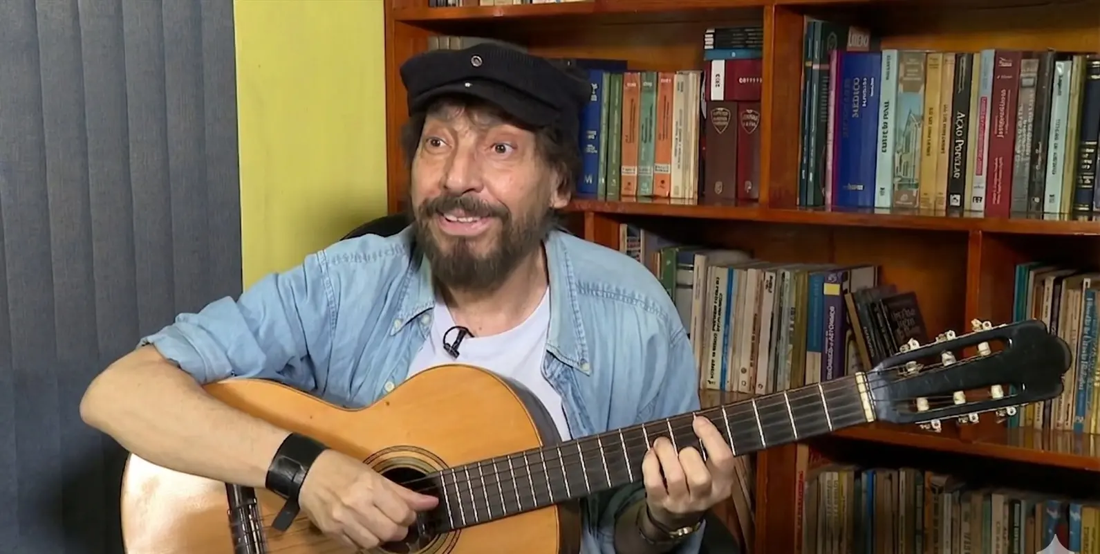 homem com vilão na mao