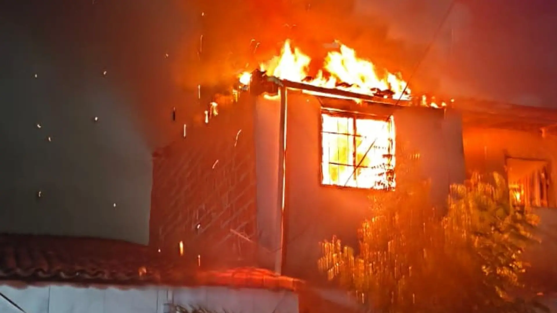Foto de casa durante incêndio no Vila Velha, em Fortaleza.