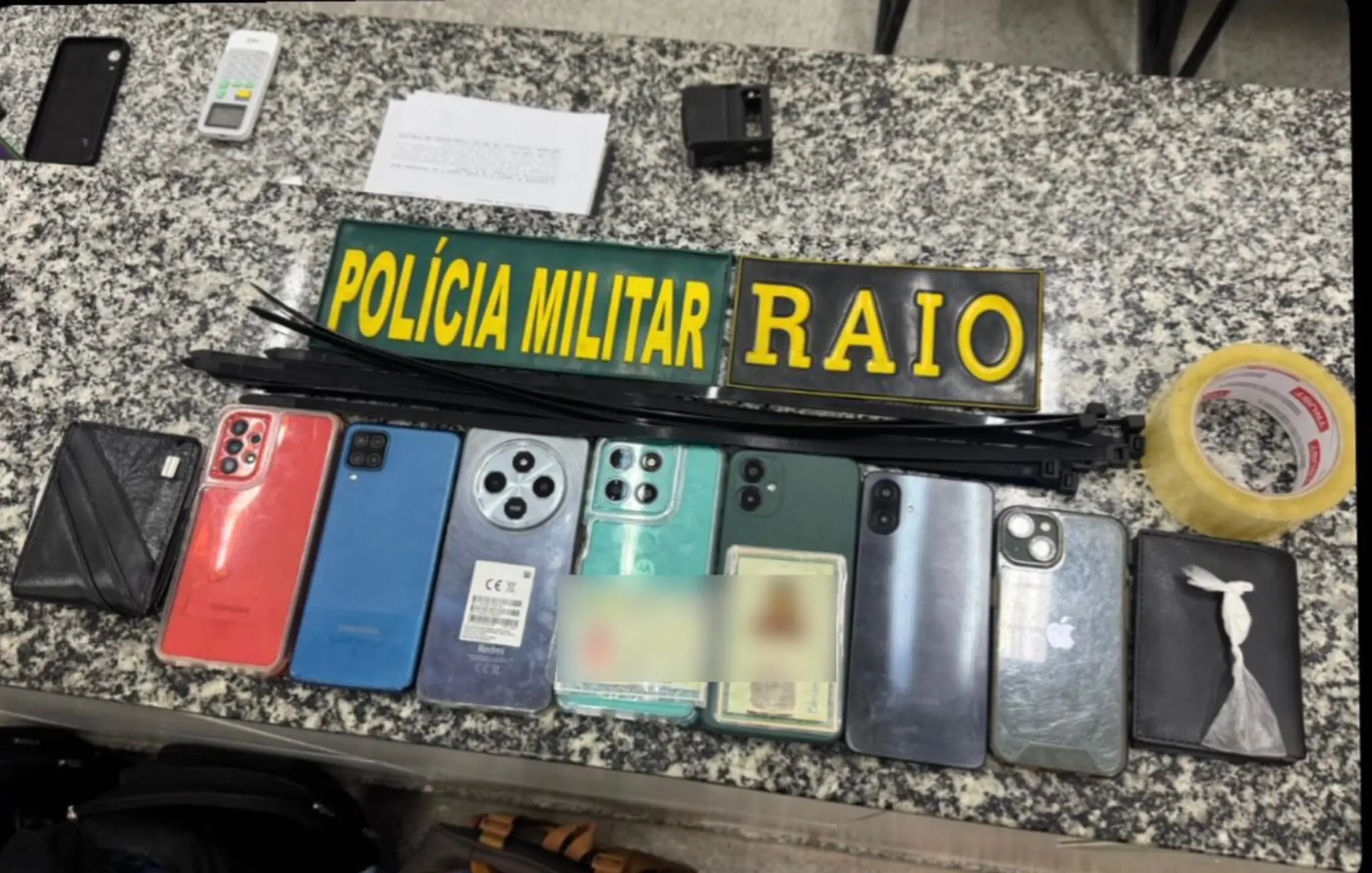 Material apreendido pela polícia em operação.