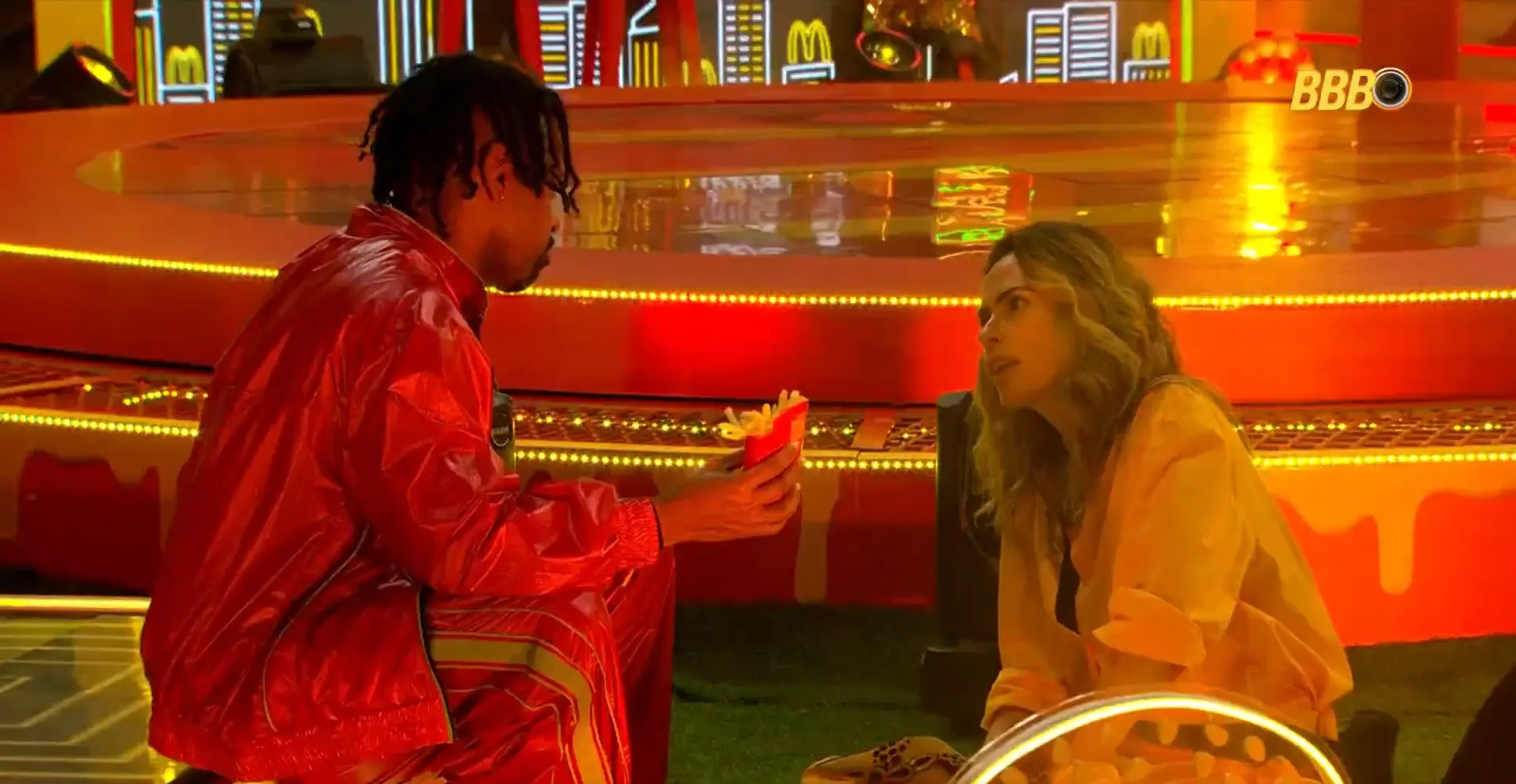 Ana Paula e Boneco conversaram sobre a formação do Paredão durante a festa. 