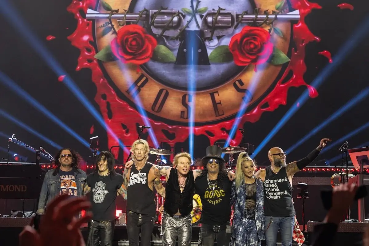 Integrantes do Guns N Roses agradecem ao público após show.