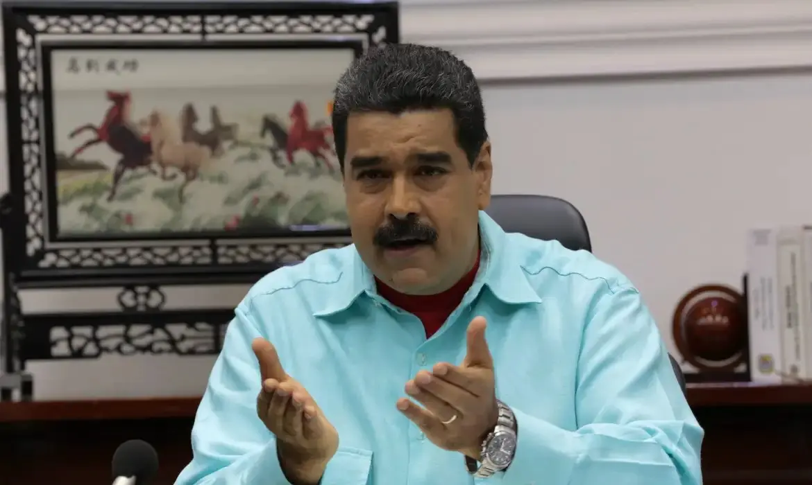 Maduro gesticula enquanto faz pronunciamento.