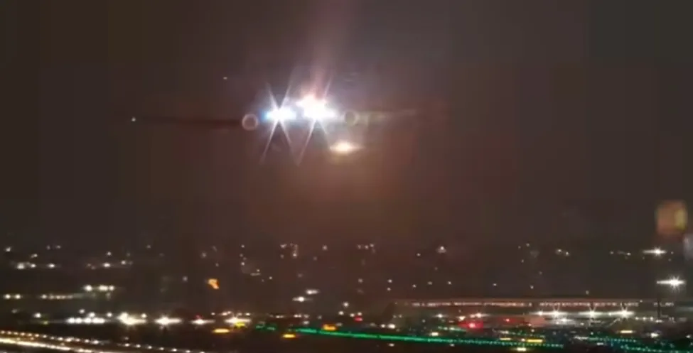 A torre de controle do Aeroporto de Guarulhos percebeu o ocorrido e comunicou os pilotos sobre a presença de fogo em uma das asas.