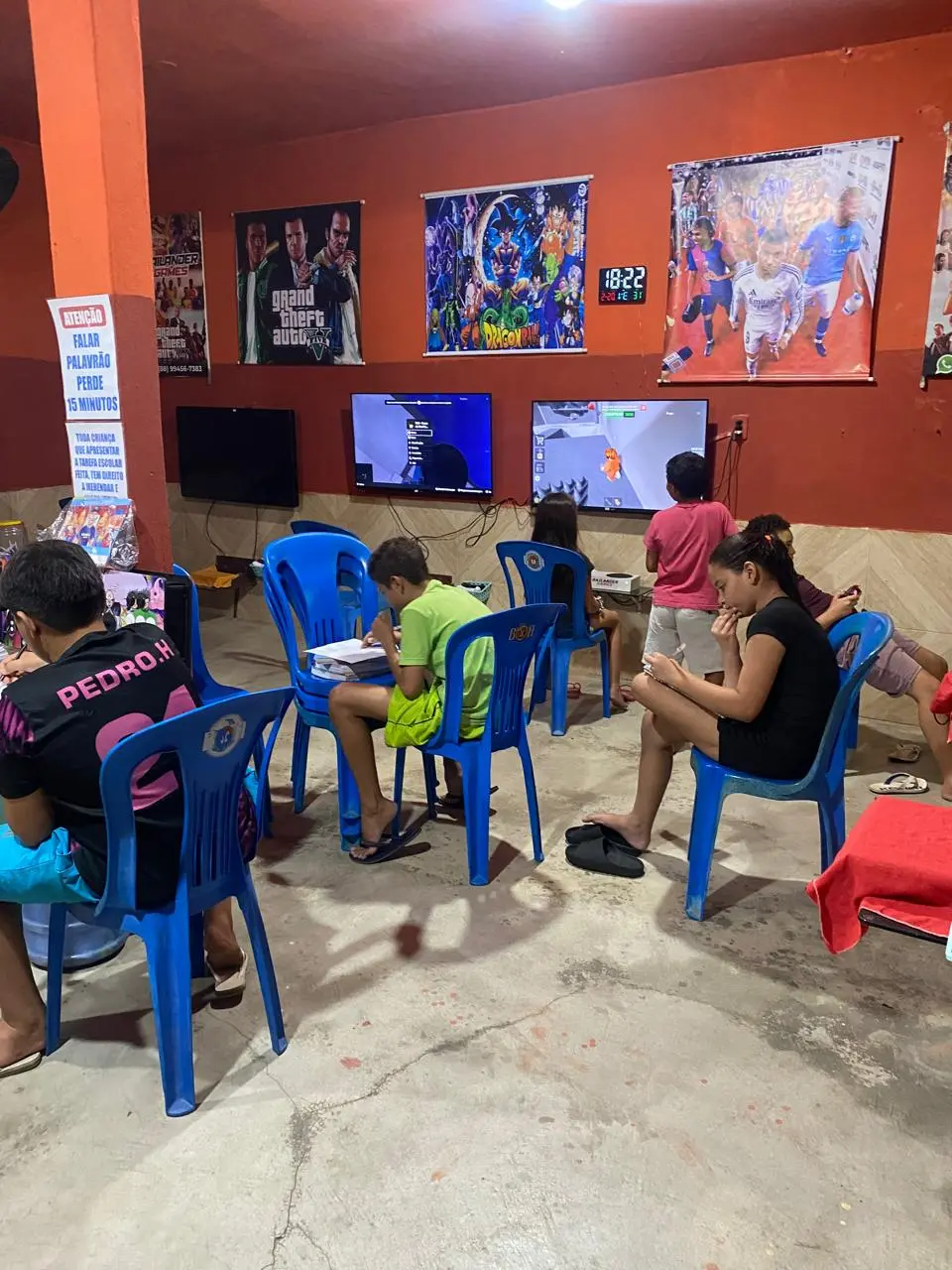 crinças jogando na locadora railander games.