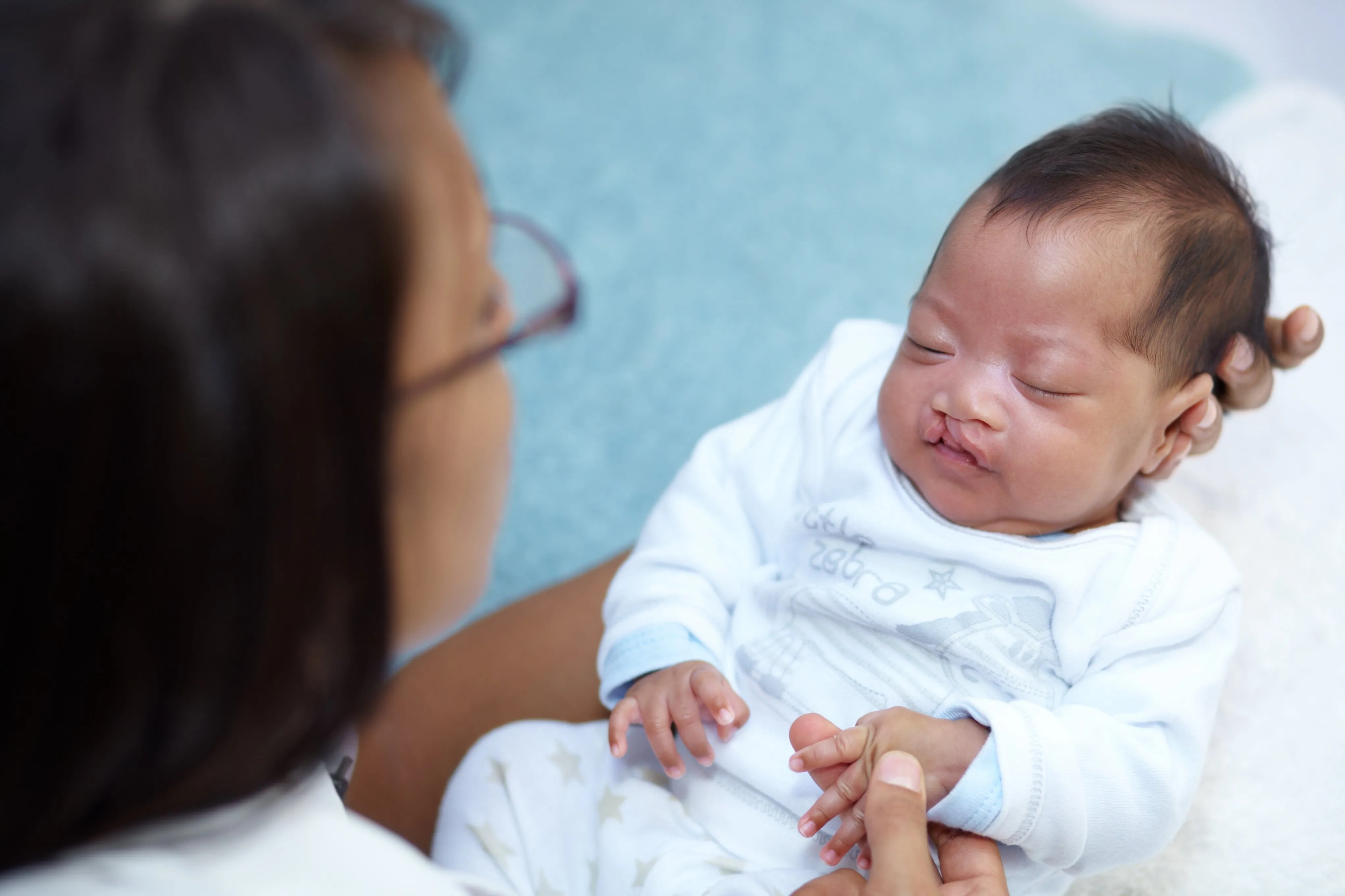 A correção cirúrgica costuma ser realizada ainda nos primeiros meses do bebê.