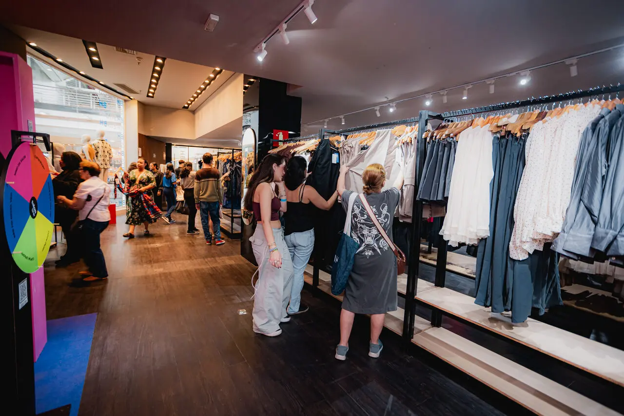 Foto de clientes em loja temporária da Shein, gigante do e-comerce, no Brasil.